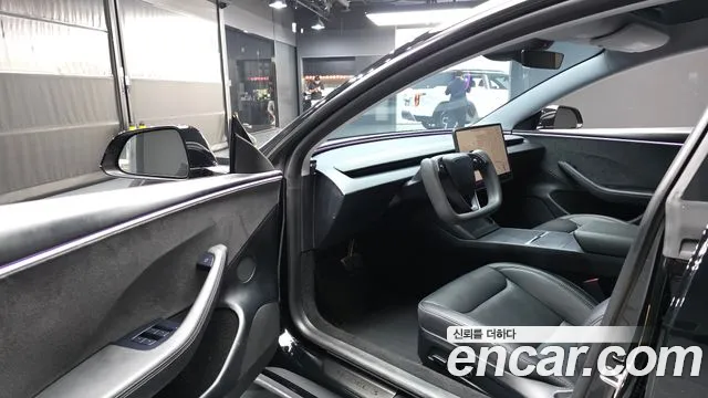 Tesla Model 3 — Фото автомобиля 10