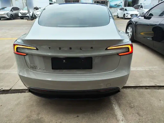 Tesla Model 3 — Фото автомобиля 5