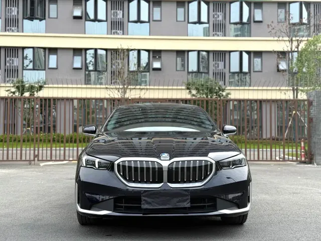 BMW 5 Series — Фото автомобиля 2