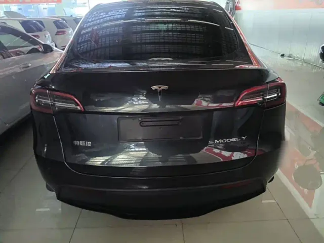 Tesla Model Y — Фото автомобиля 5
