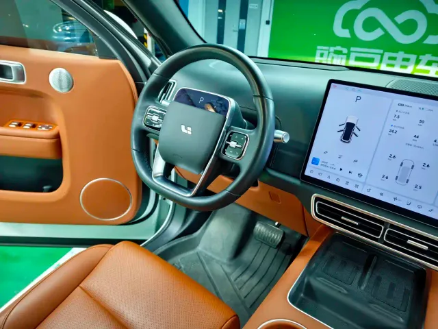 Li Auto L7 — Фото автомобиля 10