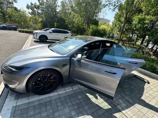 Tesla Model 3 — Фото автомобиля 3