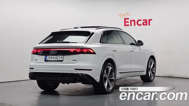 Audi Q8 55 TFSI quattro Premium — Фото автомобиля 2