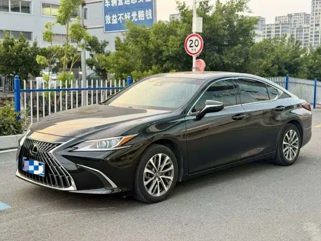 Фотография автомобиля — Lexus ES