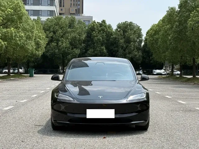 Tesla Model 3 — Фото автомобиля 2