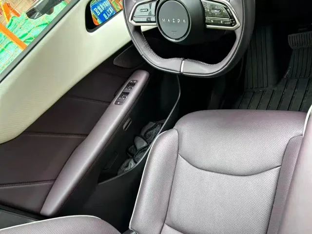 Mazda EZ-60 — Фото автомобиля 5