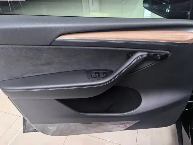 Tesla Model Y — Фото автомобиля 18