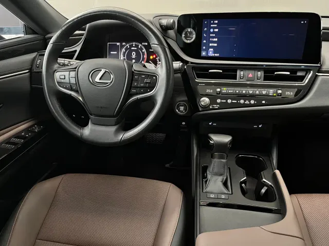 Lexus ES — Фото автомобиля 11