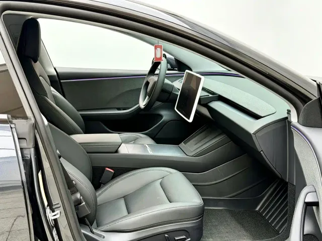 Tesla Model 3 — Фото автомобиля 5