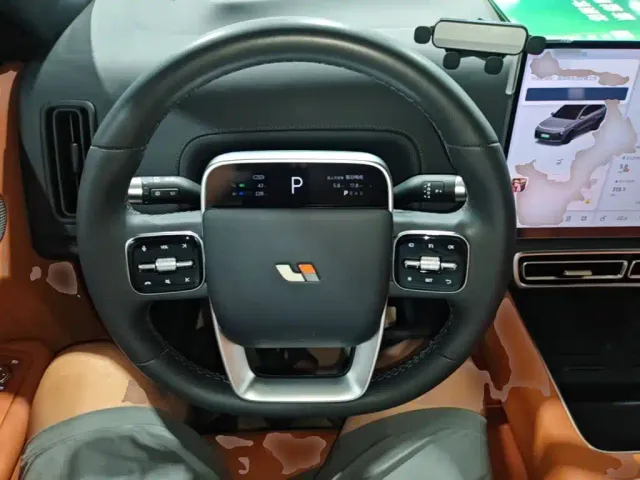 Li Auto L8 — Фото автомобиля 10