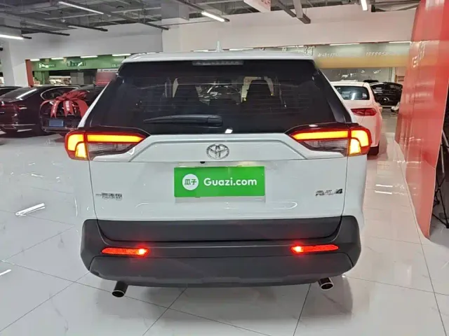 Toyota RAV4 — Фото автомобиля 5