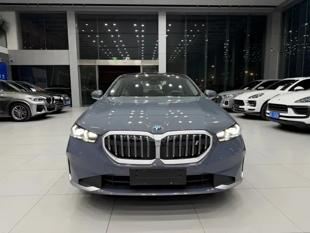 BMW i5 — Фото автомобиля 2