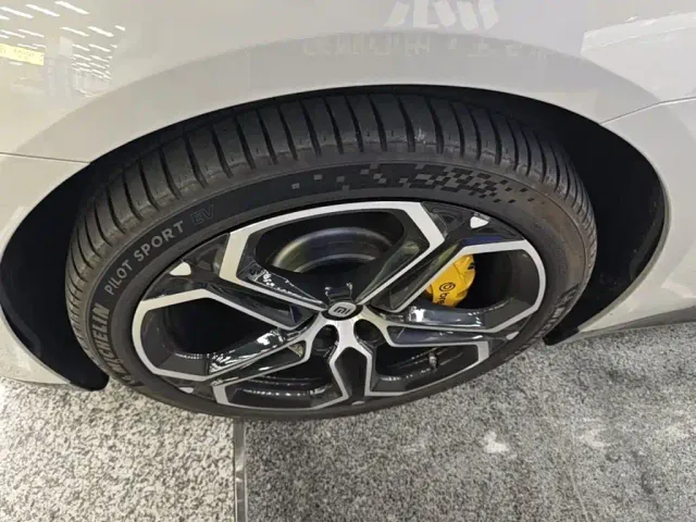 Xiaomi SU7 — Фото автомобиля 22