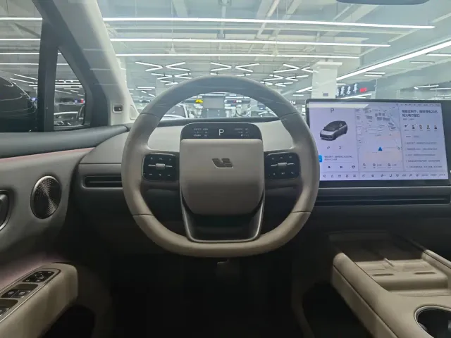 Li Auto i8 — Фото автомобиля 13