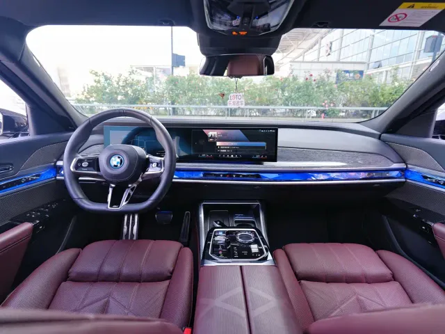 BMW i7 — Фото автомобиля 10