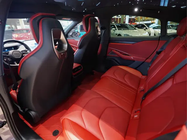 Xiaomi SU7 — Фото автомобиля 8