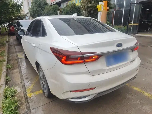 Ford Escort — Фото автомобиля 4