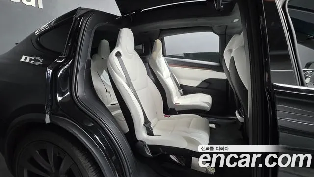 Tesla Model X — Фото автомобиля 11