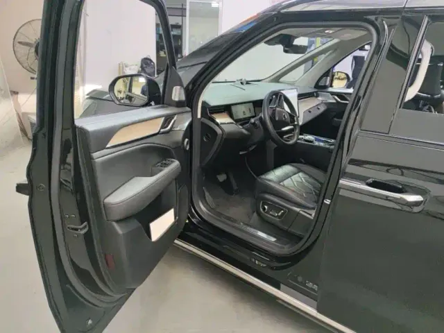 Volvo EM90 — Фото автомобиля 5