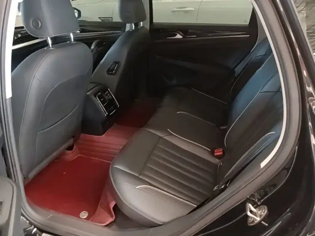 Volkswagen Passat — Фото автомобиля 16