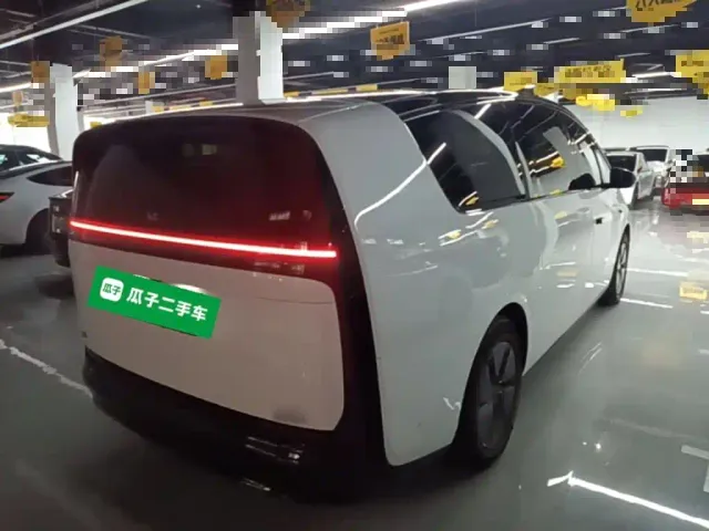 Li Auto MEGA — Фото автомобиля 6