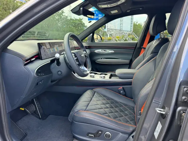 Genesis GV70 — Фото автомобиля 12