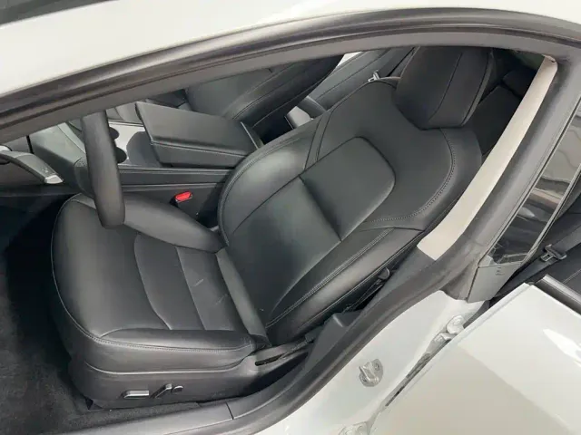 Tesla Model 3 — Фото автомобиля 17