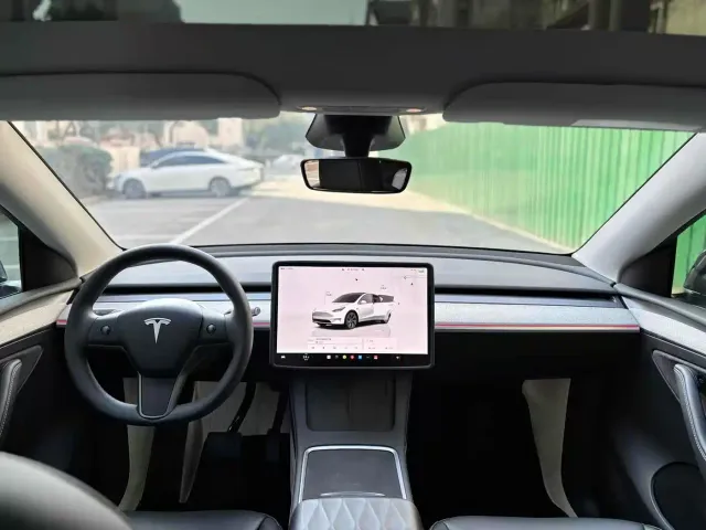 Tesla Model Y — Фото автомобиля 9