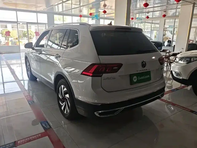 Volkswagen Tiguan L — Фото автомобиля 4