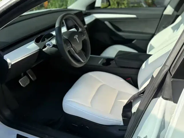 Tesla Model 3 — Фото автомобиля 5