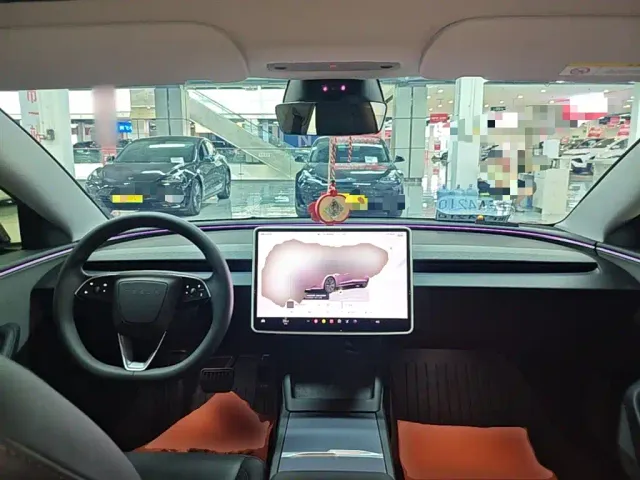Tesla Model 3 — Фото автомобиля 9