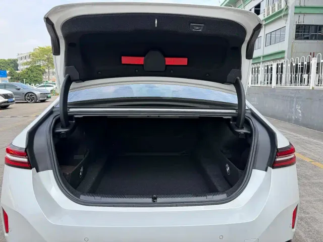 BMW 5 Series — Фото автомобиля 14