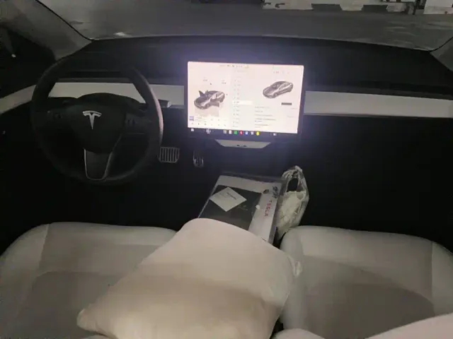 Tesla Model 3 — Фото автомобиля 12