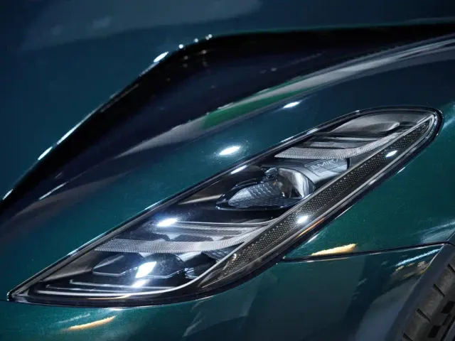 Lotus Emira — Фото автомобиля 3
