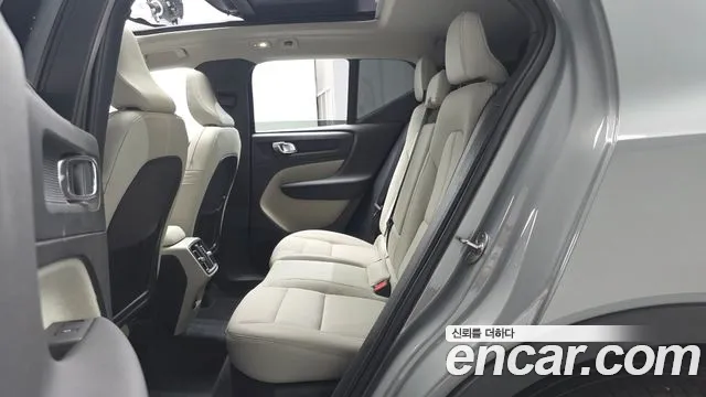 Вольво XC40 — Фото автомобиля 12