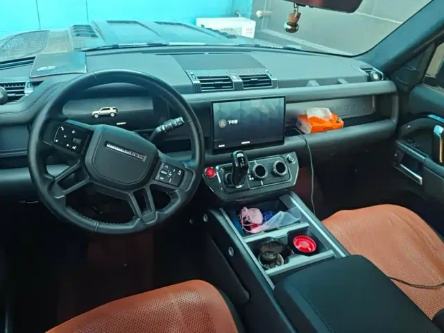 Land Rover Defender — Фото автомобиля 12