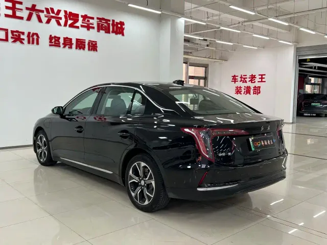 Hongqi E-QM5 — Фото автомобиля 9