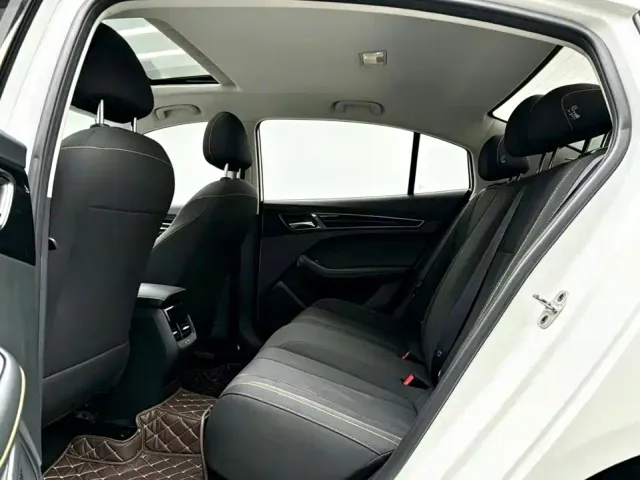 Roewe i5 — Фото автомобиля 6