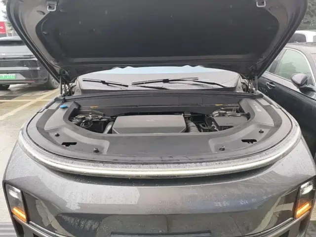 Li Auto L8 — Фото автомобиля 19