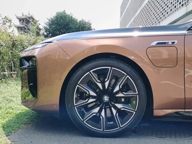 BMW i7 M70L — Фото автомобиля 9