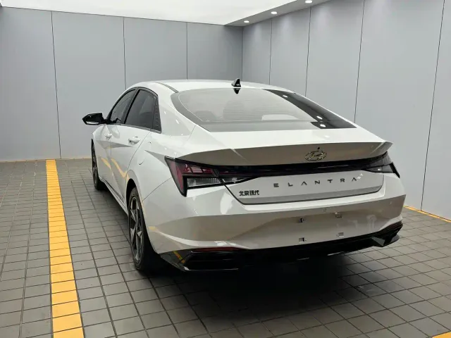 Hyundai Elantra — Фото автомобиля 4