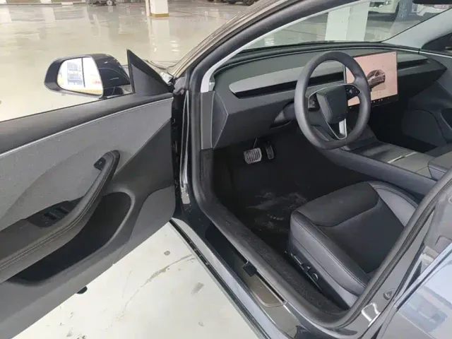 Tesla Model 3 — Фото автомобиля 15