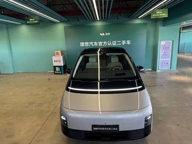 Li Auto MEGA — Фото автомобиля 2