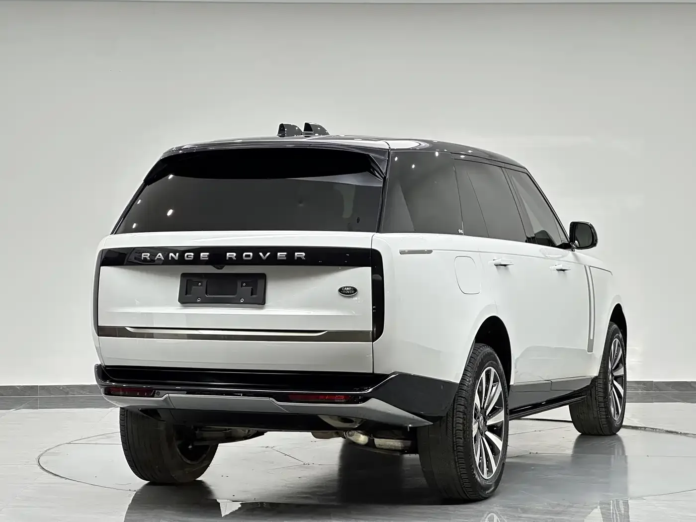 Land Rover Range Rover 2025 3.0 L6 400PS Flourishing Era Extended Wheelbase — Фото автомобиля 6