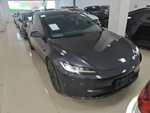 Tesla Model 3 — Фото автомобиля 3