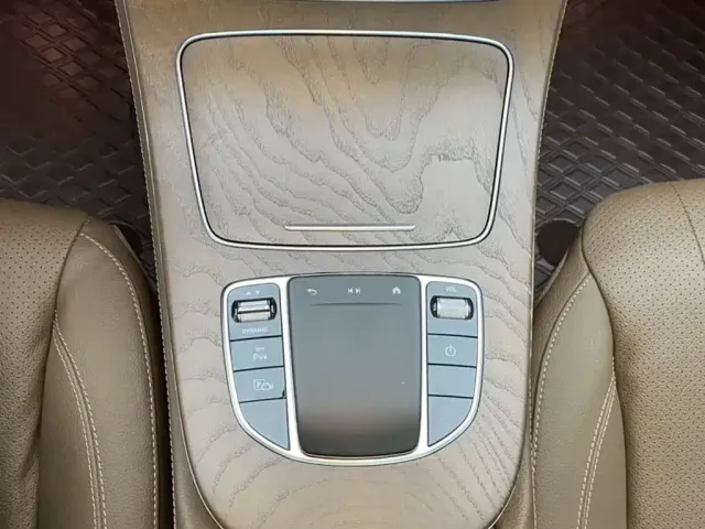 Mercedes-Benz E-Class — Фото автомобиля 20