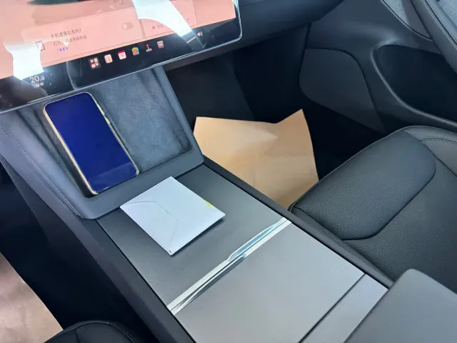 Tesla Model 3 — Фото автомобиля 9