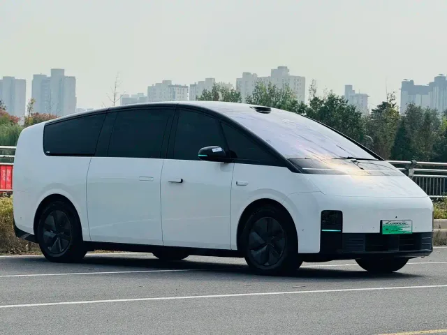 Li Auto MEGA — Фото автомобиля 3
