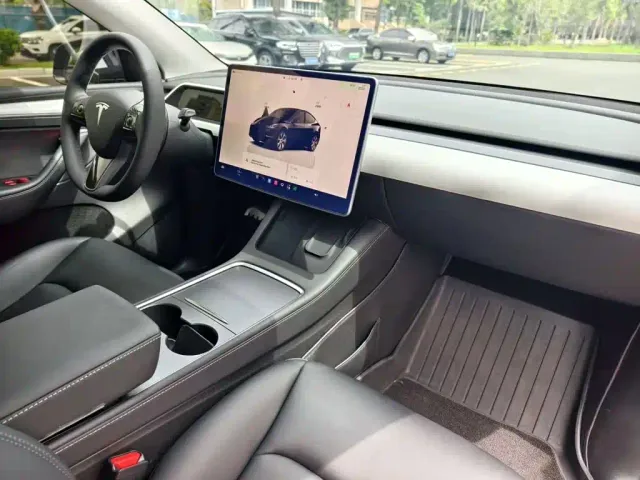 Tesla Model Y — Фото автомобиля 17
