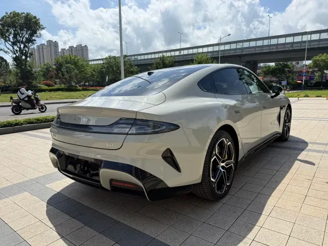 Xiaomi SU7 — Фото автомобиля 12